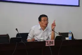 他是复旦大学的教授，上课时烟不离手，事情曝光后网友：有辱师尊图片