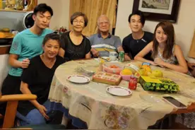 钱小豪家人齐聚庆中秋，太太丘倩鸣朴素出镜，俩儿子颜值相差甚远图片