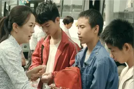 1993年，浙江女子给3名小乞丐30元车费，20年后乞丐拿100万报恩图片