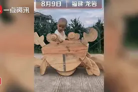 木匠爷爷给孙子手工制作螃蟹车，网友：隔壁小朋友都馋哭了图片
