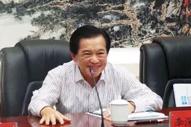 福建穷小子，逆袭成富豪，身价54亿，给福建捐款100亿，为啥图片