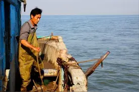 去应聘打鱼船员一个月工资一万五块，为什么朋友都不让我去？视频封面