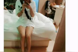 女朋友发照片过来，说她自己一个人住酒店，是不是我多想了？图片