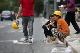 农民工一天五六百，遇事拿不出5万块！专家：挣的钱呢？图片