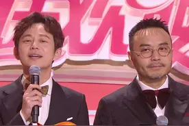 芒果小年夜造型：沈梦辰露背，宋茜吊带月光裙，李菲儿像披花床单图片