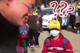 爸爸接娃认错人还揪小辫，女儿在一旁急了：我才是你闺女呀图片