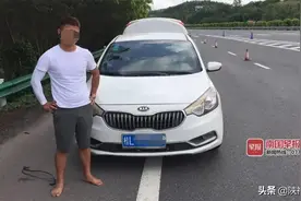 以为光脚开车合法，广西一男子因超速被拦后把拖鞋脱了图片