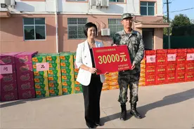 江西省金溪县走访慰问驻训部队官兵图片