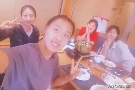 女排4大国手吃火锅，丁霞袁心玥笑开花，龚翔宇捧脸卖萌，吃嗨了图片
