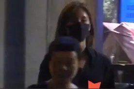 王子文深夜带儿子外出，皮衣搭配牛仔喇叭裤，穿出170既视感图片