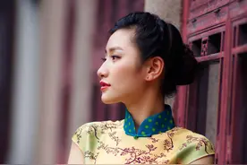 精选旗袍美女-苏州平江路旗袍美女两位 比较一下哪个更喜欢图片