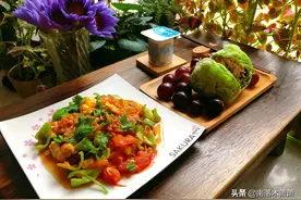 低脂餐西红柿辣椒炒鸡蛋，搭配生菜包饭团，既要减肥又要美味图片