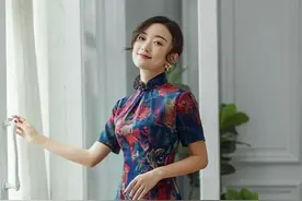 中年女人穿一件轻奢香云纱连衣裙，高阶雅韵，自带一种优雅从容图片