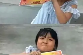 爆笑gif：从未见过如此嚣张的人，像极了小时候拿到奖状的你图片
