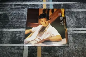 看《年轻的战士》封底，解密杨庆煌和“天下唱片”图片