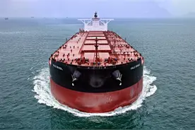 中国造最大矿砂船！一次能拉40万吨铁矿石，足够装满6557节火车皮图片