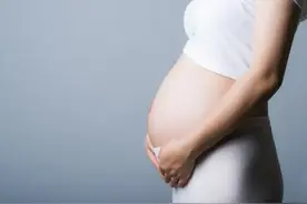 宝妈怀孕住新房，每日睡不好险些流产，最后生下玻璃宝宝图片