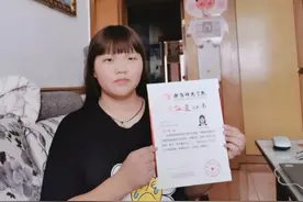 拾荒老人养大捡来的女孩，孩子考上名牌大学，家门口却来了警车图片