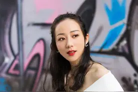 韩雪身穿天蓝色宽松长裤，好身材尽显图片