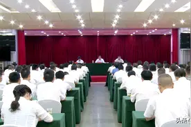 竹溪县:召开领导干部大会 宣布省委和市委决定 柯尊勇任中共竹溪县委书记图片