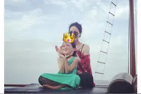王菲晒旧照为小女儿庆生，大露香肩对李嫣一脸宠溺，如今鲜少同框图片