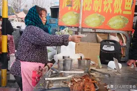 山东大娘在大集上炸鲅鱼，8元一条现炸现吃，卷上煎饼简直绝了图片