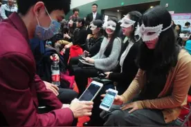 相亲角，那些被物质所量化的爱情图片