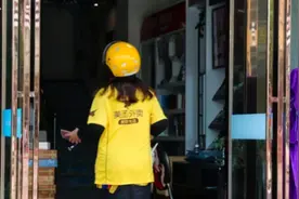40岁单身女研究生，3个月找不到一份工作，为了生活只好送外卖图片