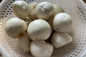 蒸馒头时，只加酵母就错了，这才是正确做法，不懂可就亏了图片