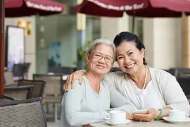 为什么说退休后不能经常去串门？一位70岁大妈说出自己的亲身经历图片