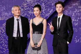 李冰冰机场与31岁男友相拥，穿短裤秀美腿，网友：如何保养的？图片