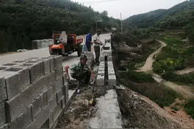 邢台县城计头乡为民着想办实事：秃边路墙建起挡墙防事故图片