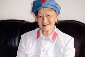 红军女将被俘后杳无音讯，他无奈再娶，46年后再相见两人热泪盈眶图片