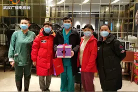 订蛋糕送水杯，武昌教育人为援汉医疗队员送生日祝福图片