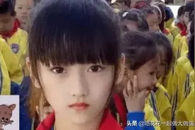小学生晒出班级合影，网友大喊：快看，小女孩身后，才是亮点图片