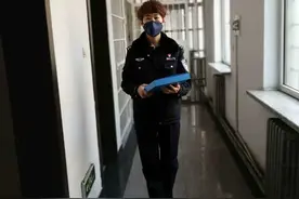 辽宁朝阳警察的8岁女儿对她说：妈妈，我会替你照顾好你的妈妈！图片