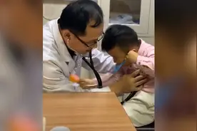 笑哭！萌娃给医生看病，拿“听诊器”直往医生胸口怼视频封面