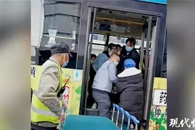 暖心！公交车直接开进了医院……图片