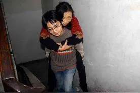 浙江80后，背着母亲上学，成全国道德模范，却变性当美女，为啥图片