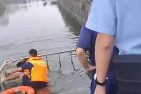男孩被姐姐欺负跳河，浸泡半小时拒绝救援：我要她道歉图片