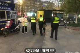 晚高峰杭州交警路口“捡到”一个小男孩，一个小时后接到家长报警图片