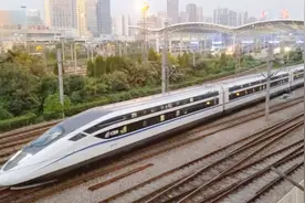 夕发朝至的京沪卧铺动车 D312次列车上海站始发开往北京南