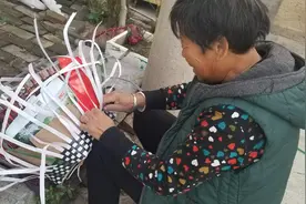 农村大妈用这种打包带编花篮，城里人见了都爱不释手图片