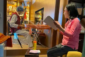 73岁罗家英被隔离好消瘦，汪明荃秀恩爱：隔着玻璃交流古曲图片