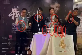 38岁高进现身商演，俩外国保镖跟随排场大，豪开多瓶酒价值上万图片