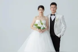 民警新郎缺席,新娘独自一人完成特殊的婚礼 爱与祝福没有缺少图片