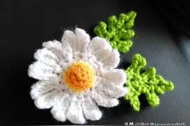 小雏菊的花与叶子详细钩织步骤图片和图解，钩出来做胸针挺漂亮的图片
