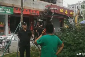 拆除违章广告牌砸伤车子，车主傻眼：我的维修费该找谁要？图片