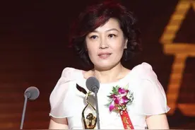 哈文越活越年轻，穿泡泡袖上衣配直筒裙，干练知性又不乏少女感图片