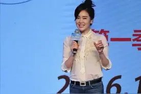 左晓卿厉害了，穿白色蕾丝衬衫搭配牛仔裤减龄洋气，女人味十足图片